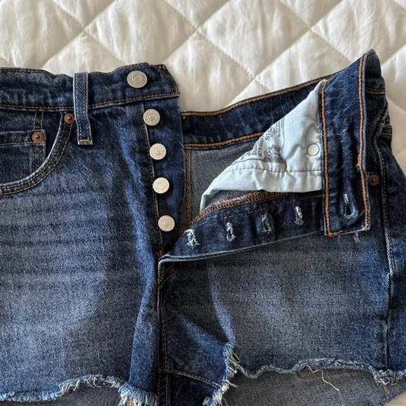 LEVI 501 Original Fit High-Rise Jean Shorts, Distressed, Bottom-Fly Stretch 26 - Picture 5 of 11